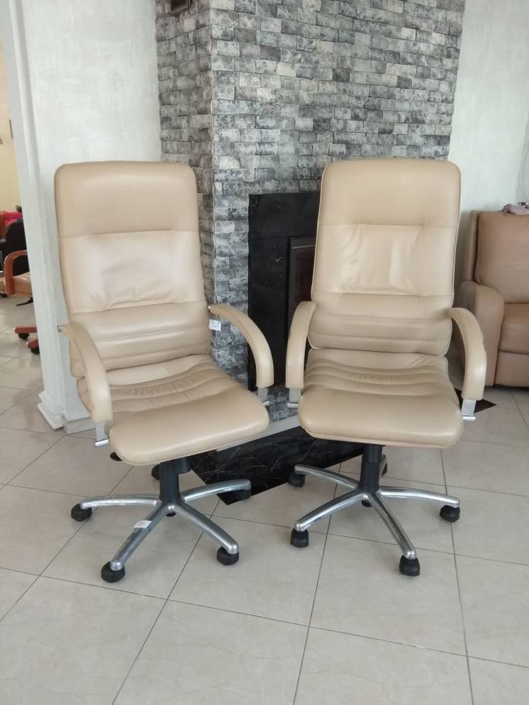 Кресла руководителей, шкіряні офісні крісла кабінетні пара