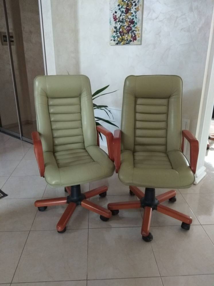 Кресло офисное кожаное, офісне крісло на коліщатах