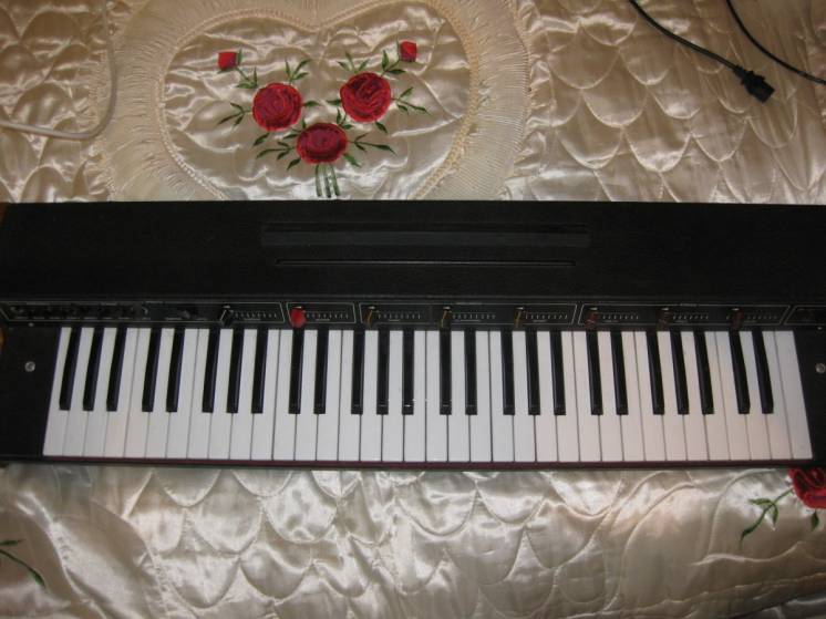 Продам винтажный немецкий синтезатор Vermona Piano Strings (рабочий)