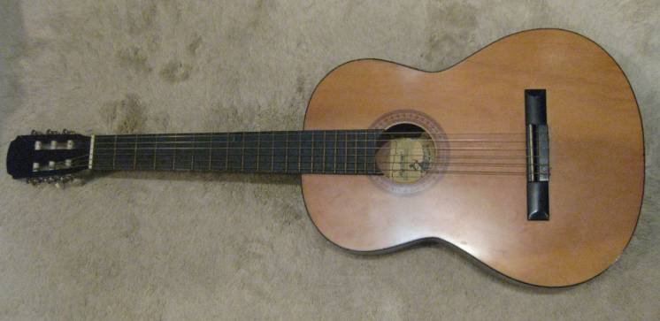 Продам классическую гитару Maxtone CGC3902 б/у в нормальном состоянии