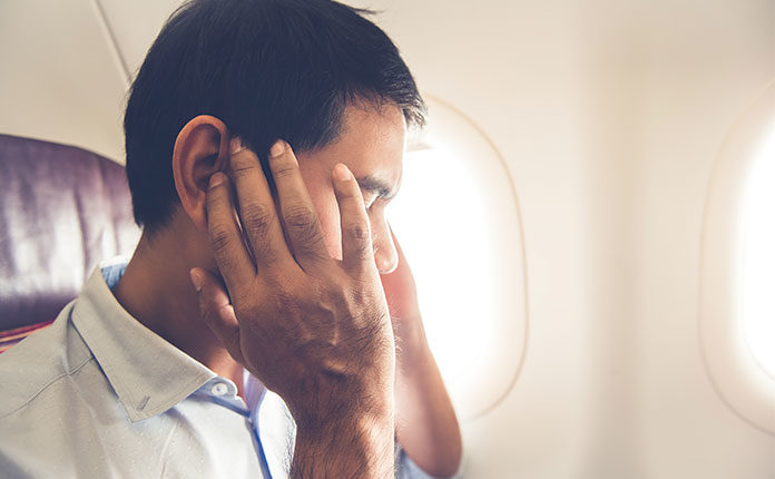 Закладає вуха в літаку: причини та що робити