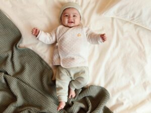 Важливі підказки молодим батькам — як правильно обирати одяг малюку