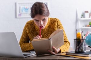 Віталіївна чи Віталівна: правопис, відмінювання, правила звертання