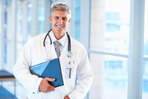 Как выбрать мужской медицинский халат для конкретной профессии