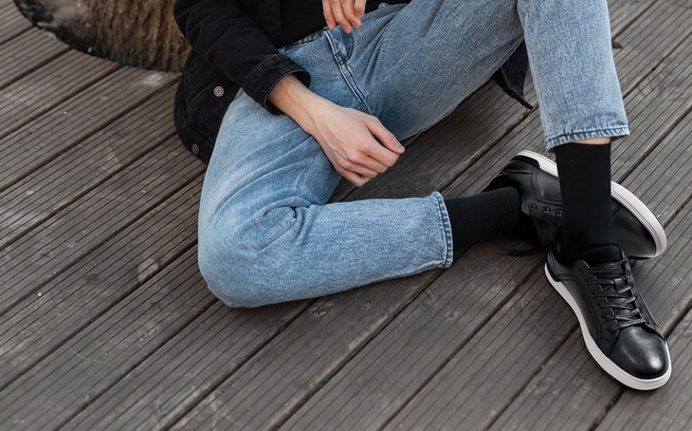 С чем носить черные кроссовки — идеи стильных образов на каждый день