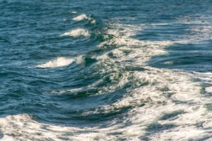 Чому морська вода не замерзає при 0 °C: вплив солі та океанічних течій