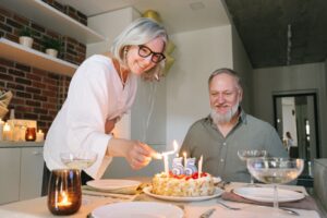 Привітання з 55-річчям жінці: красиві вірші, щира проза та короткі СМС