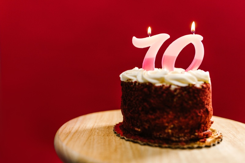 Привітання з 70-річчям жінці: красиві тексти у прозі, віршах, тости та СМС